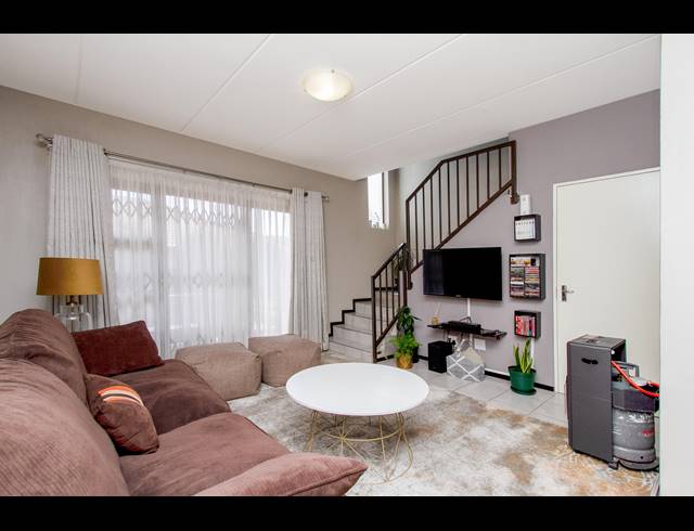 2 BEDROOM TOWNHOUSE FOR SALE IN WILGEHEUWEL
